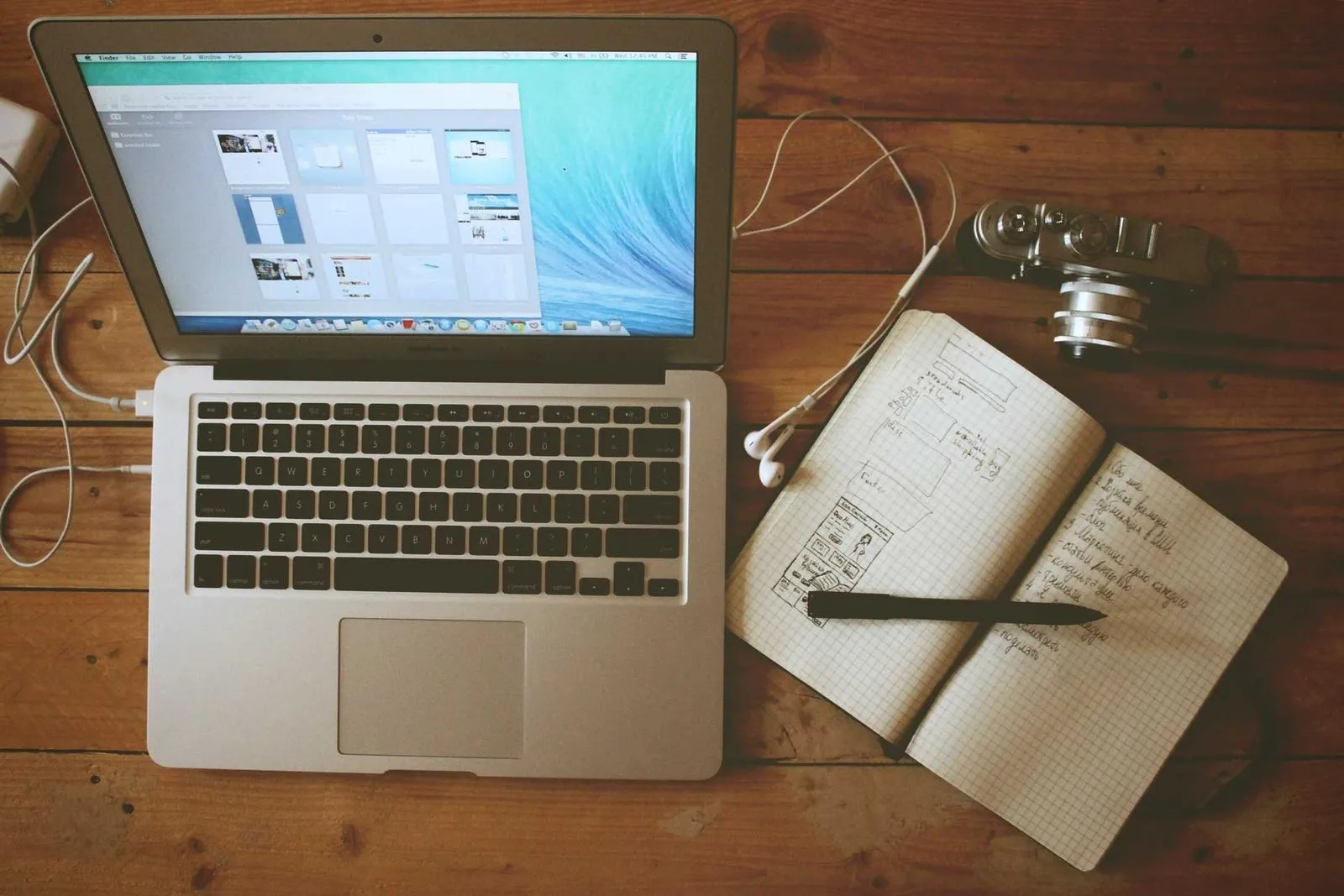 Bureau avec ordinateur et carnet