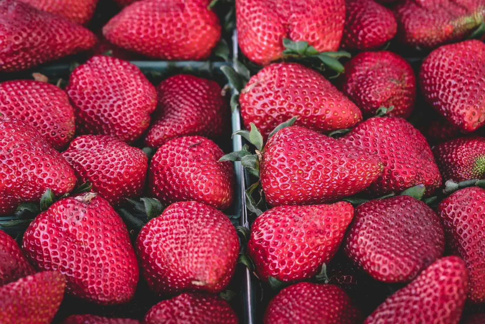 Fraises et légumes sur un étal de marché