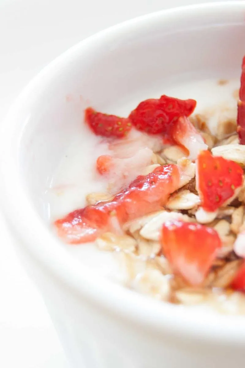 Fraises sur fond clair
